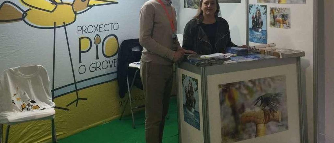 El técnico y la concejala de Medio Ambiente de O Grove en la feria de Extremadura, con el PIO. // FDV