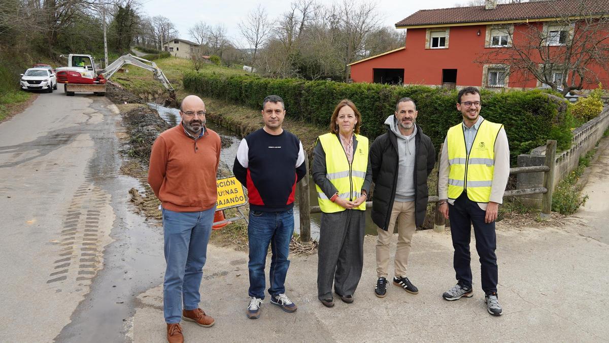 Por la izquierda, el ingeniero municipal José Antonio Martínez, Javier Rodríguez, Bárbara Monte, Ángel García y el comisario de aguas Alejandro Barriuso, en Ferrera.