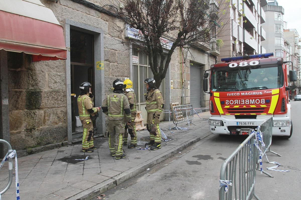 Una de las intervenciones más exigentes de los bomberos de Ourense, tras el incendio en un edificio de la Avenida de Santiago, el pasado febrero.