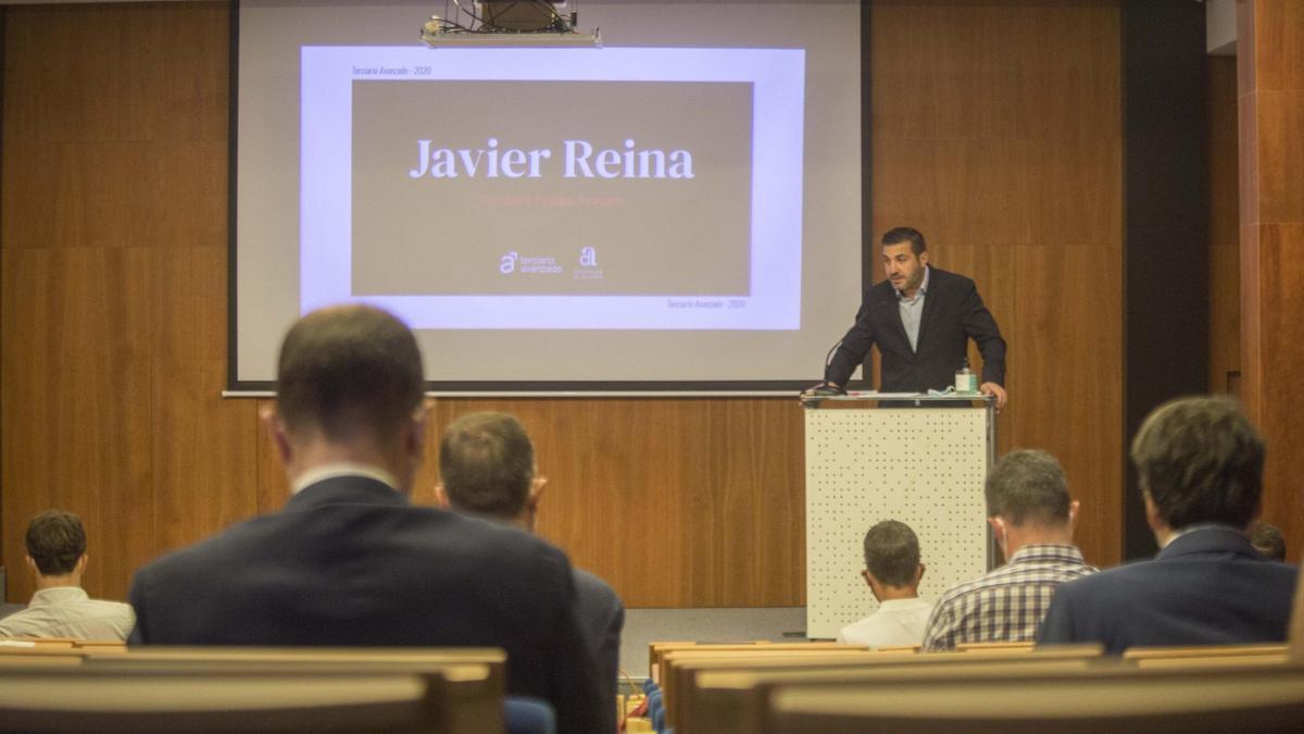 Javier Reina, presentando el libro digital con datos de la asociación Terciario Avanzado.