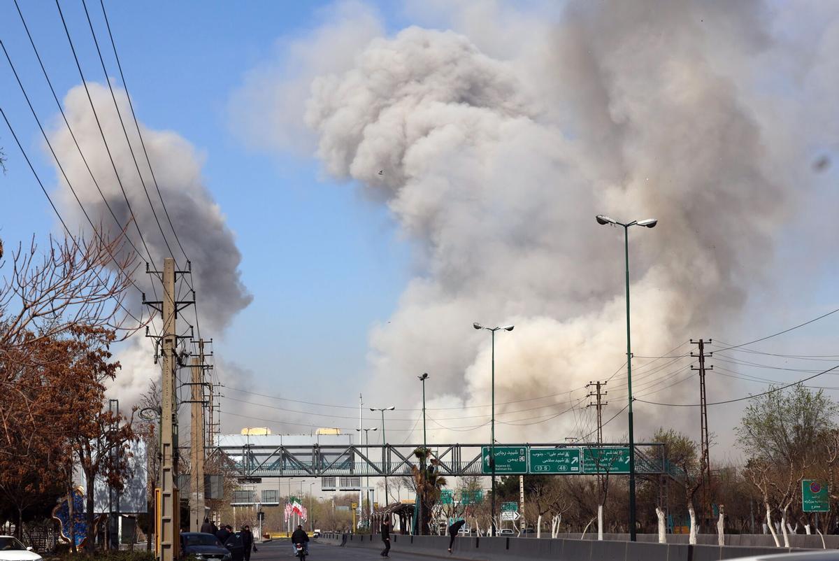 La gente corre en busca de refugio mientras el humo se eleva tras un ataque aéreo en el centro de Teherán, Irán, el 5 de marzo de 2026. Una operación militar conjunta israelí-estadounidense continúa atacando múltiples puntos de Irán desde la madrugada del 28 de febrero de 2026.(Teherán) EFE/EPA/ABEDIN TAHERKENAREH