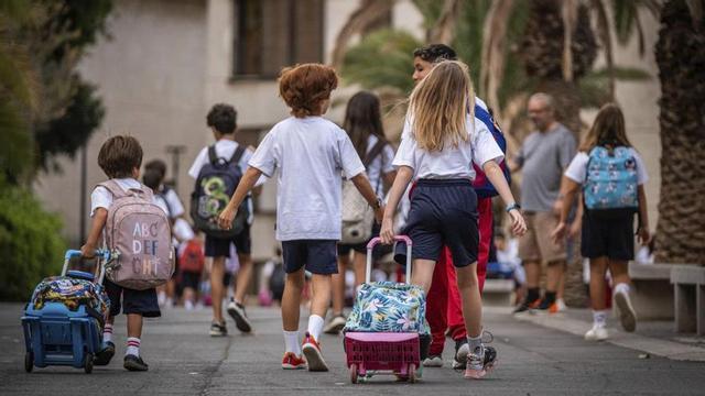 Un grupo de escolares entrando en su centro de la capital tinerfeña.
