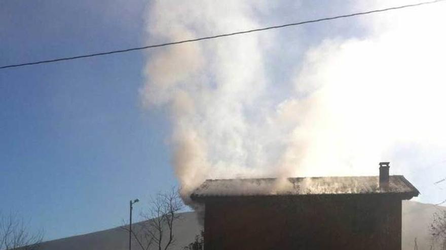 Un fuego causa importantes destrozos en una casa de Villar de Huergo (Piloña)