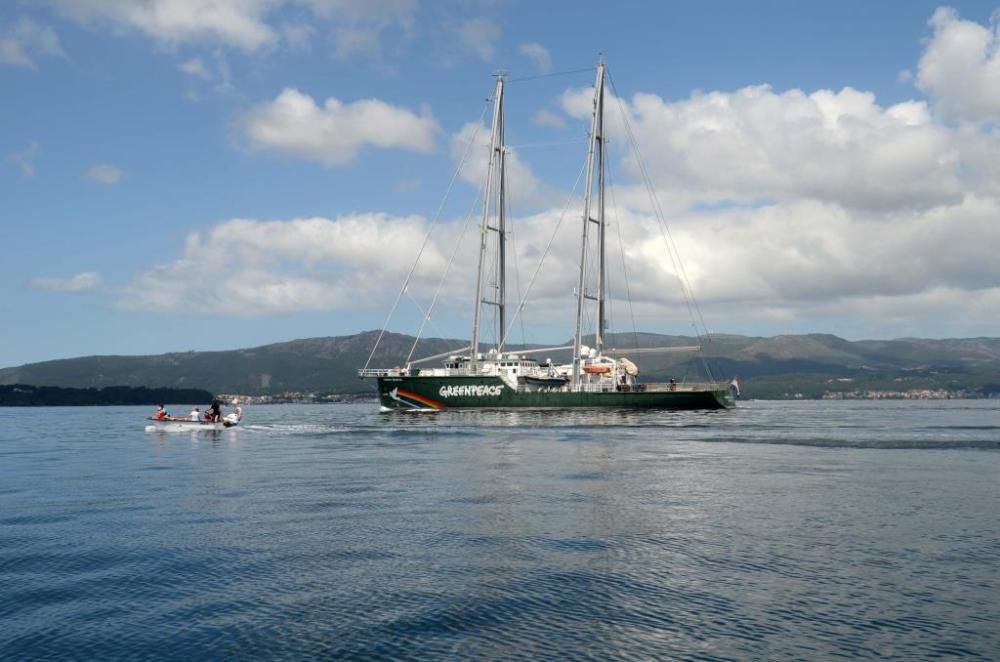 A Illa despide a toda vela al Rainbow Warrior de Greenpeace