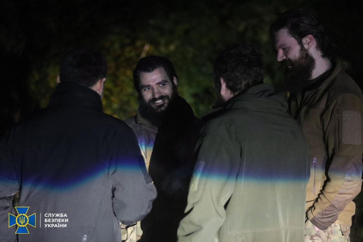 Chernihiv Region (Ukraine), 22/09/2022.- A handout photo made available by the Press Service of the Security Service of Ukraine (SBU) on 22 September 2022 shows a group of Ukrainian prisoners of war (POW) after their exchange, in the Chernihiv region, Ukraine. Ukraine has returned 215 prisoners from Russian captivity, including Mariupol’s Azovstal steel plant fighters, who spent months defending the steel plant and surrendered in May during the Russian siege, according to Ukraine’s Presidential Administration. (Rusia, Ucrania) EFE/EPA/SECURITY SERVICE OF UKRAINE HANDOUT -- MANDATORY CREDIT: SECURITY SERVICE OF UKRAINE -- HANDOUT EDITORIAL USE ONLY/NO SALES