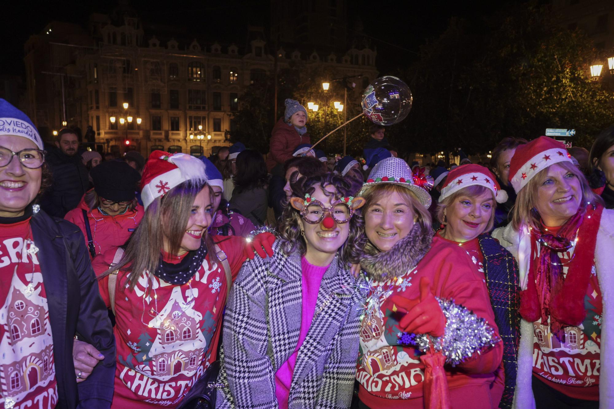 En imágenes: así fue el encendido de las luces de Navidad en Oviedo