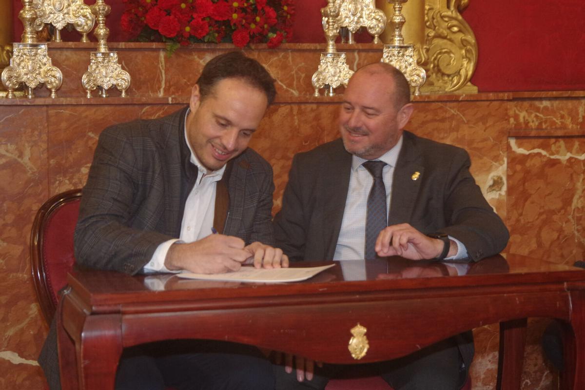 Firma del contrato para la realización de 'La Cruz del Mundo', sobre la que girará la celebración del L Aniversario de la bendición del Nazareno de los Pasos en el Monte Calvario, de la cofradía del Rocío