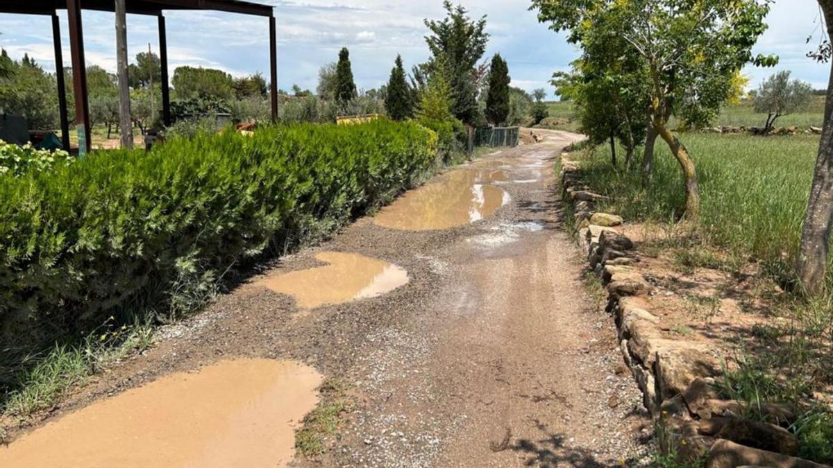 Un tram del camí sense asfaltar ple de bassals en una de les últimes pluges  | ARXIU PARTICULAR
