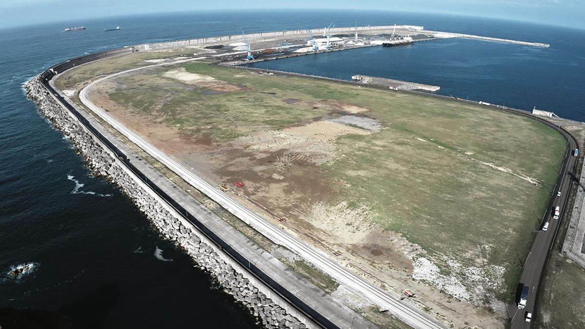 El nuevo ramal ferroviario de acceso al Muelle Romualdo Alvargonzález Figaredo (Muelle Norte) de El Musel, entre la explanada y el dique en su primer tramo, que acabó de construirse el pasado mes de enero.