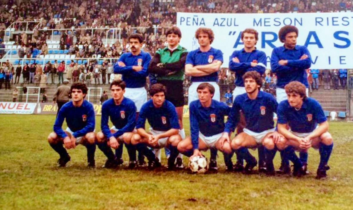 Una alineación ochentera del Oviedo. De izquierda a derecha y de arriba abajo: Juanito, Viti, Antuña, Vili y Peruena; Mata, Velázquez, Blanco, Arias, Rivas y Manolín