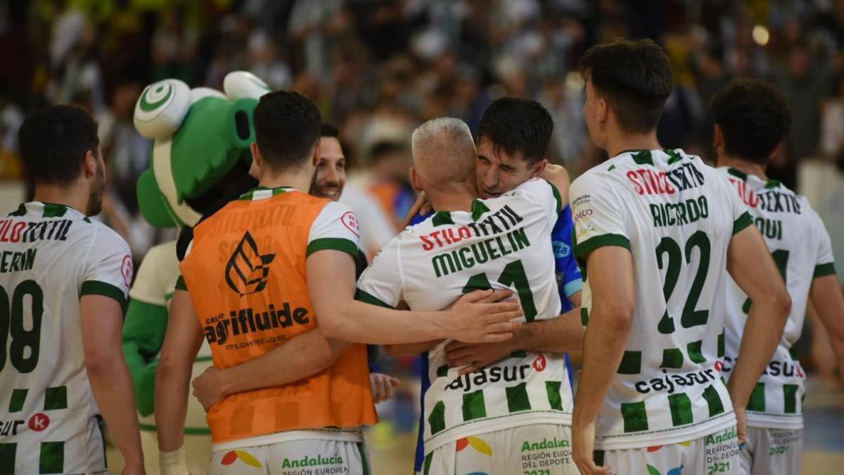 Miguelín e ismael se abrazan tras la victoria del Córdoba Futsal ante el Jaén Paraíso Interior.