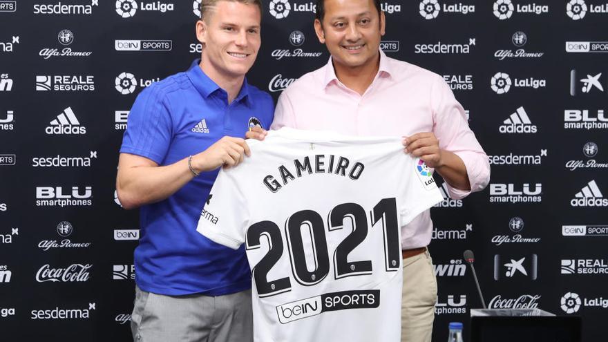 Gameiro, junto a Anil Murthy