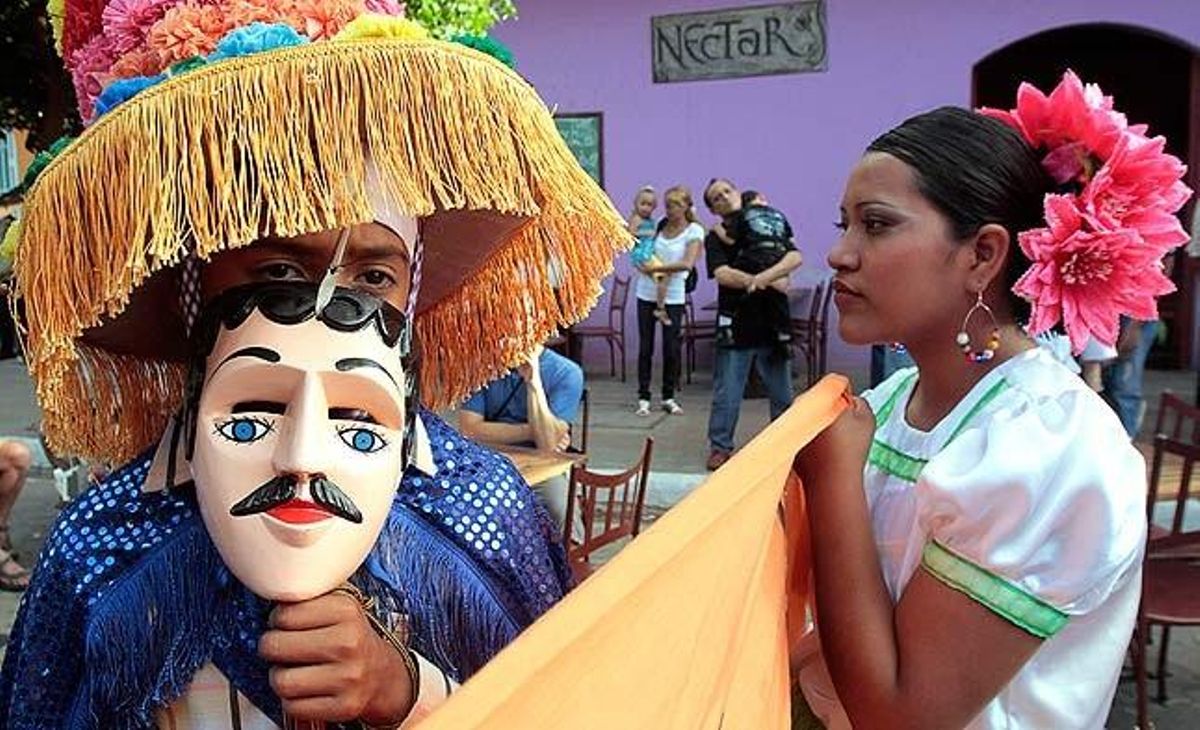 Un ballarí emmascarat participa en el 7è Festival Internacional de Poesia de la ciutat colonial de Granada, al sud de Managua. Uns 130 poetes de 51 països oferiran recitals de poesia en diverses parts de la ciutat durant una setmana.