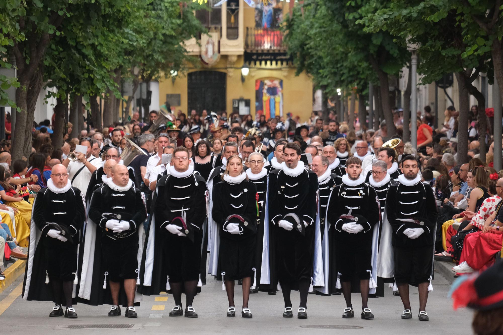 Elda agradece a San Antón el regreso de la fiesta