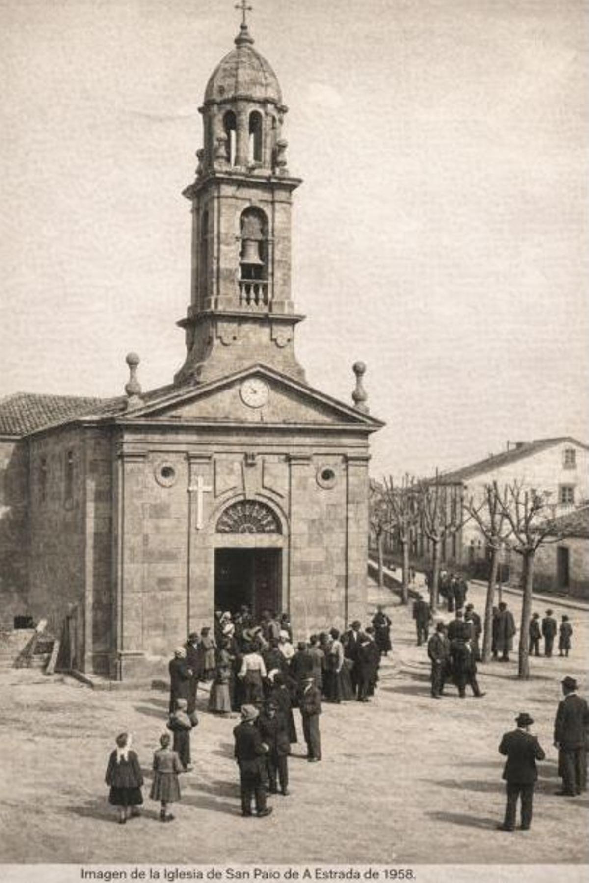 Igrexa vella na praza da Farola.