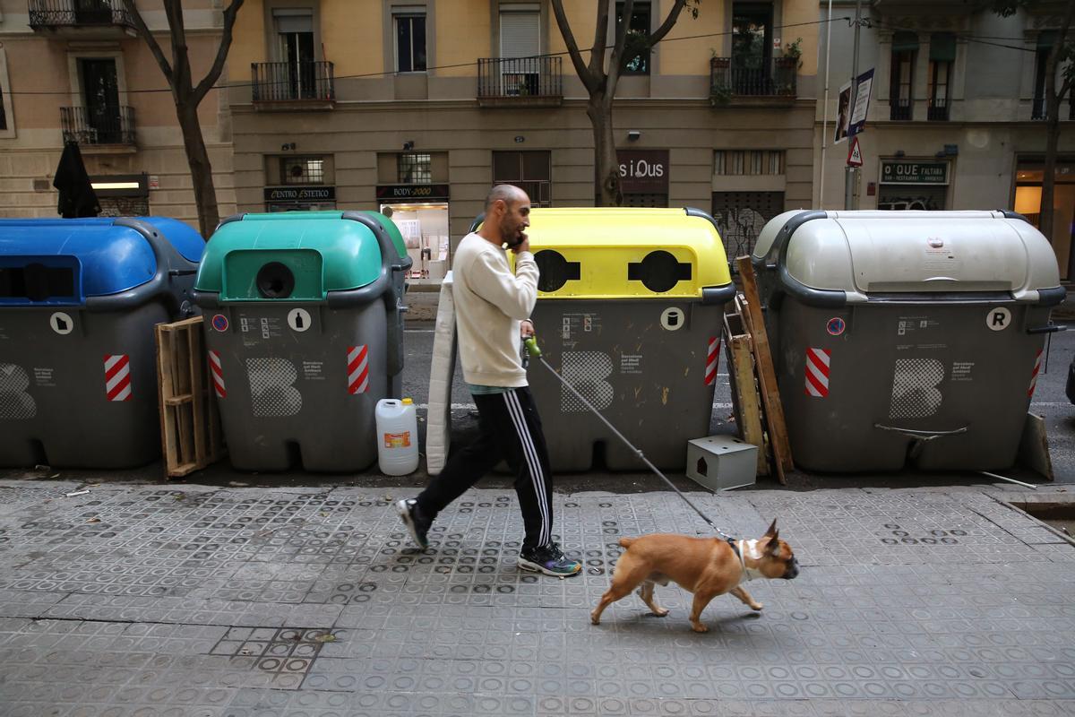 Barcelona regala un de cada set contenidors d’escombraries vells per desfer-se’n