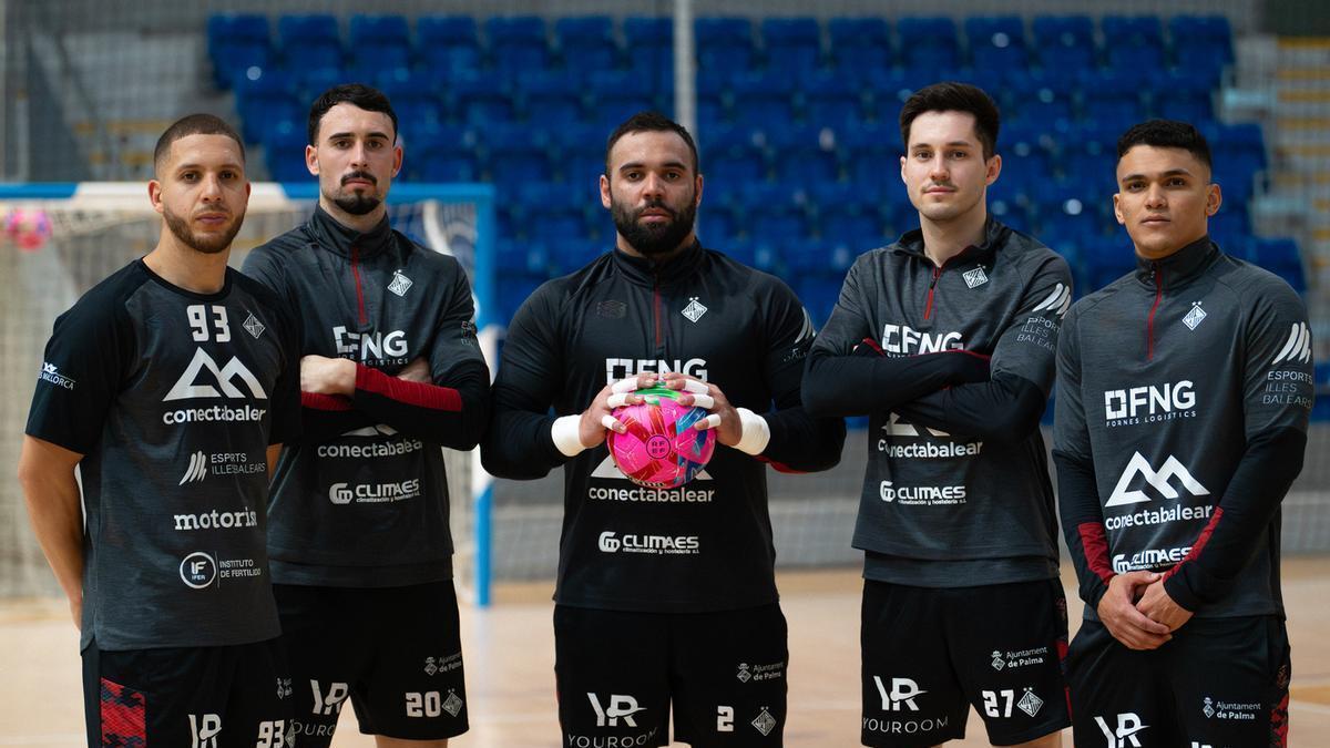 Charuto, Deivão, Dennis, Ernesto y Mateus Maia posan en Son Moix.
