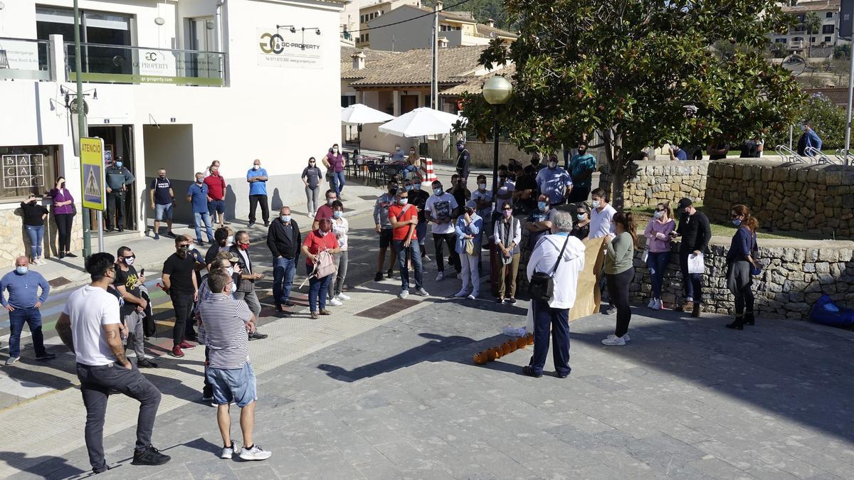 Manifestantes delante del ayuntamiento de Calvià