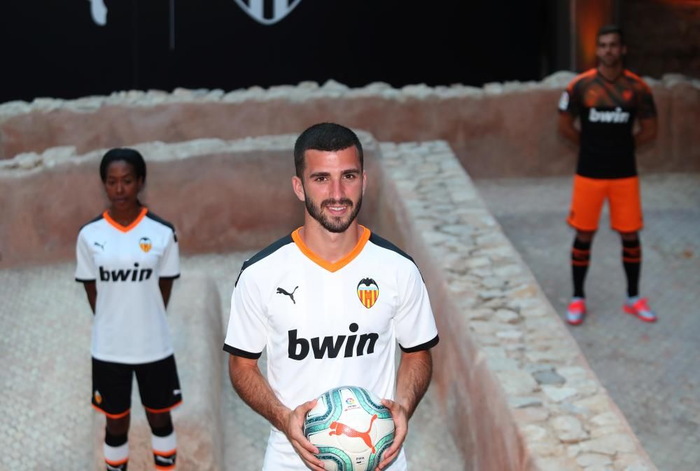 Así es la nueva equipación del Valencia CF para la temporada 2019/2020