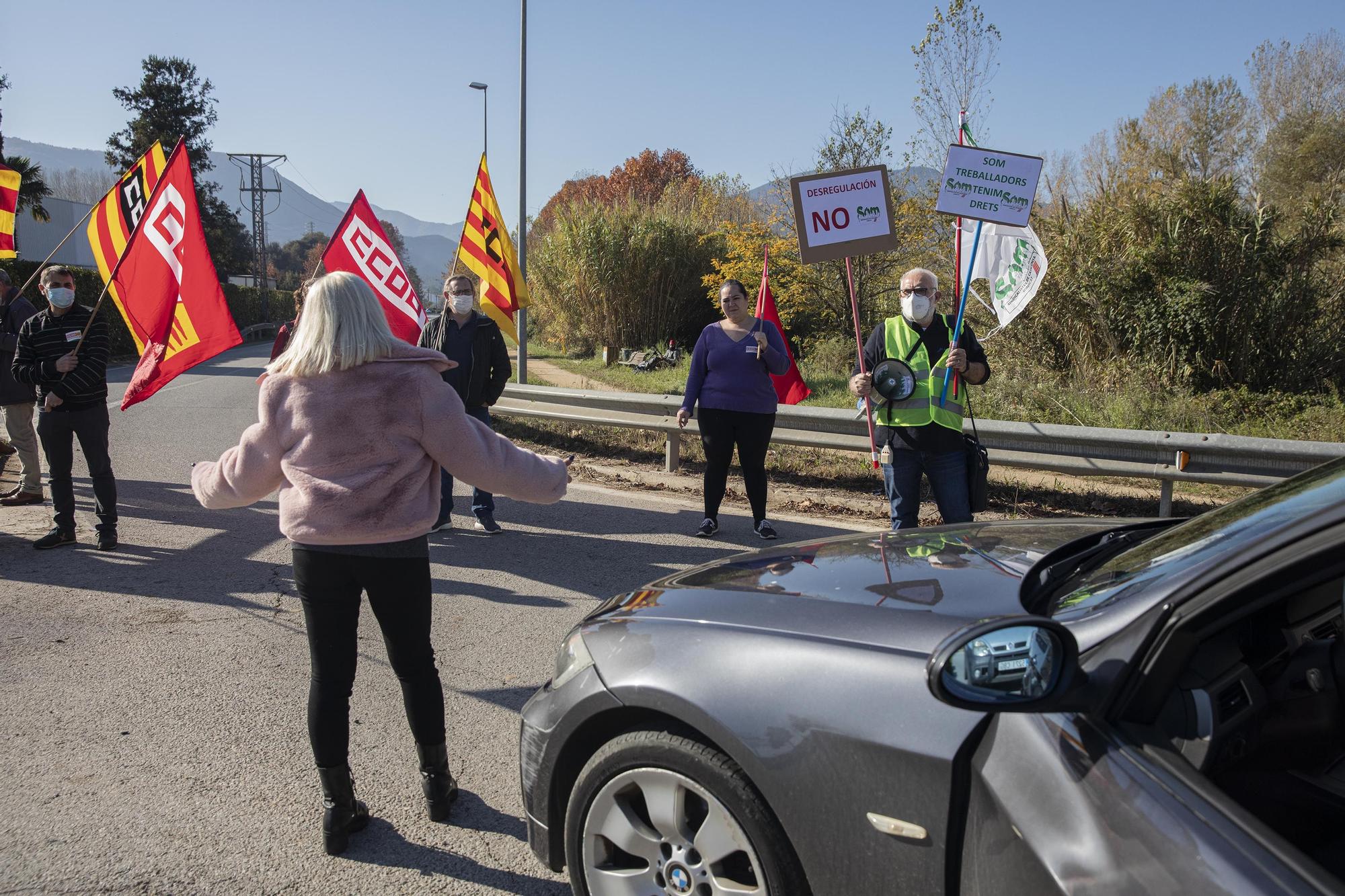 Una vintena de treballadors tallen la carretera d'Anglès per protestar contra la deslocalització de l'empresa tèxtil