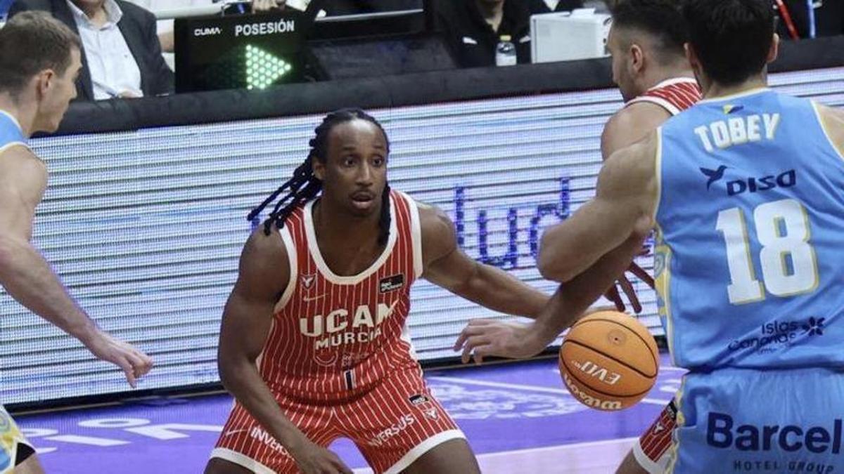 Forrest bota el balón entre varios rivales ante el Gran Canaria. | JUAN CARLOS CAVAL