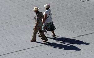 Pensionistas pasean en Bilbao, en una fotografía de archivo. 