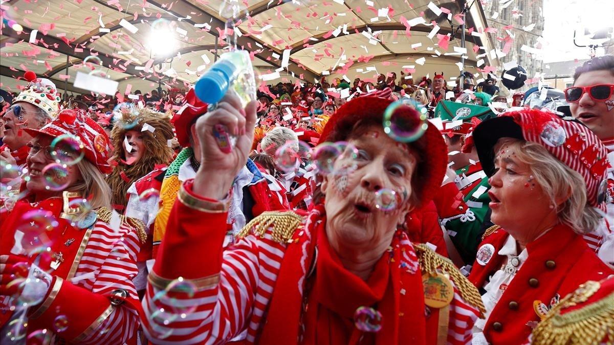 Gente esperando el inicio del carnaval de Colonia