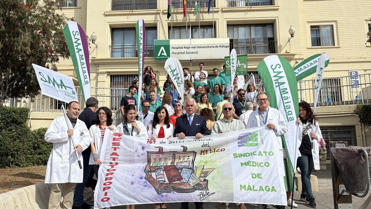 Concentración en el Hospital Regional de Málaga contra el Estatuto Marco