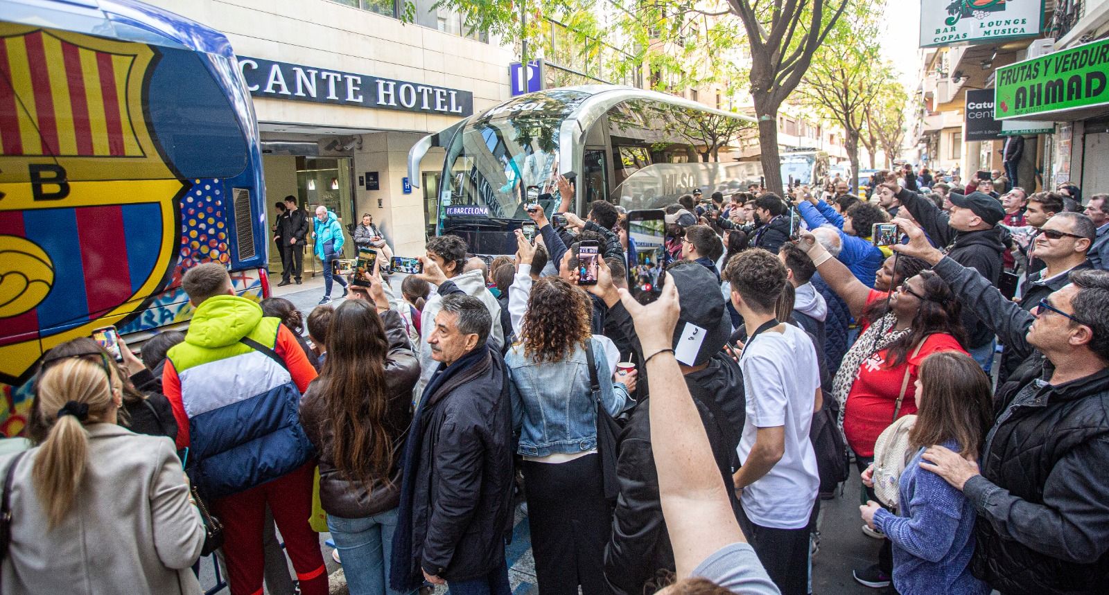 El autocar del Barça llega al hotel de concentración en Alicante