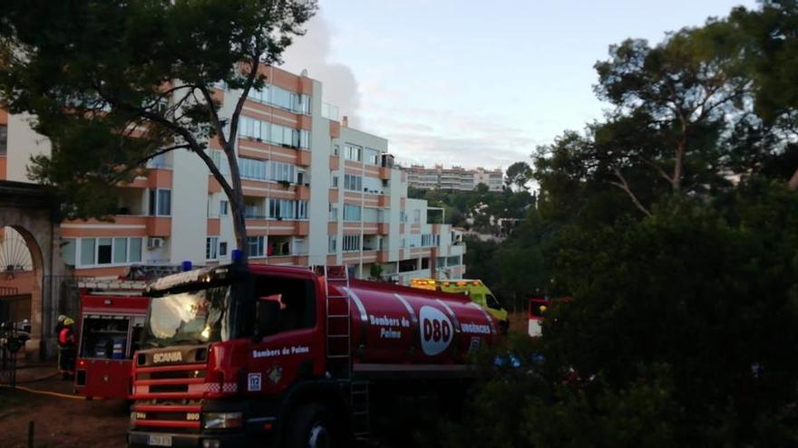 Dos intoxicados por humo en el incendio de una vivienda en Palma