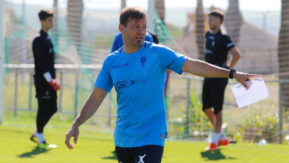 Manuel Mosquera sigue el trabajo de sus jugadores durante una sesión de esta semana en la Ciudad Deportiva.