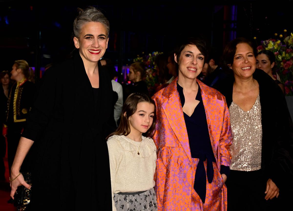 La productora española Lara Izagirre, la actriz Sofía Otero y la directora Estibaliz Urresola Solaguren posan en la alfombra roja antes de la ceremonia de entrega de premios del 73º Festival Internacional de Cine Berlinale en Berlín