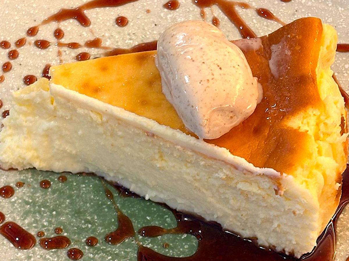 Restaurante A la Brasa (Cartagena): Tarta de Queso de Murcia DOP al vino con su reducción y helado de Queso de Murcia DOP al vino
