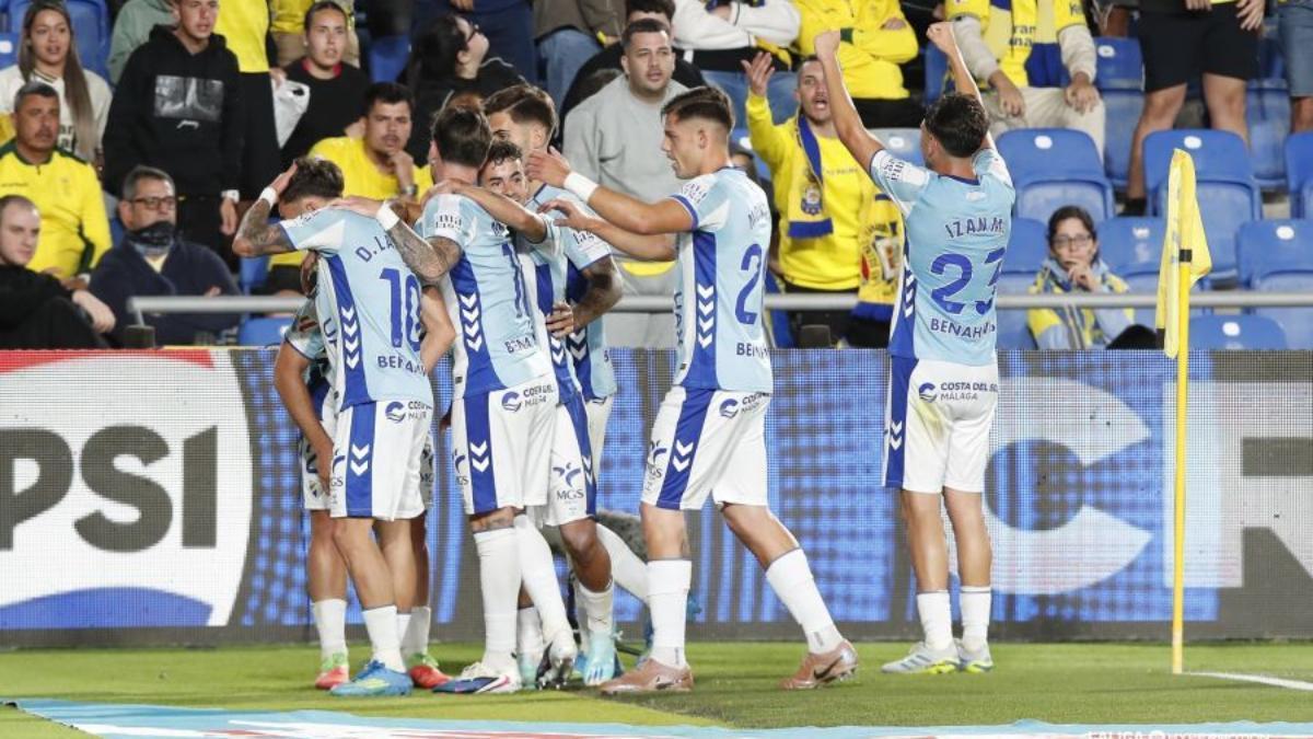 El Málaga golpea primero y se acerca a la 'final' por el ascenso