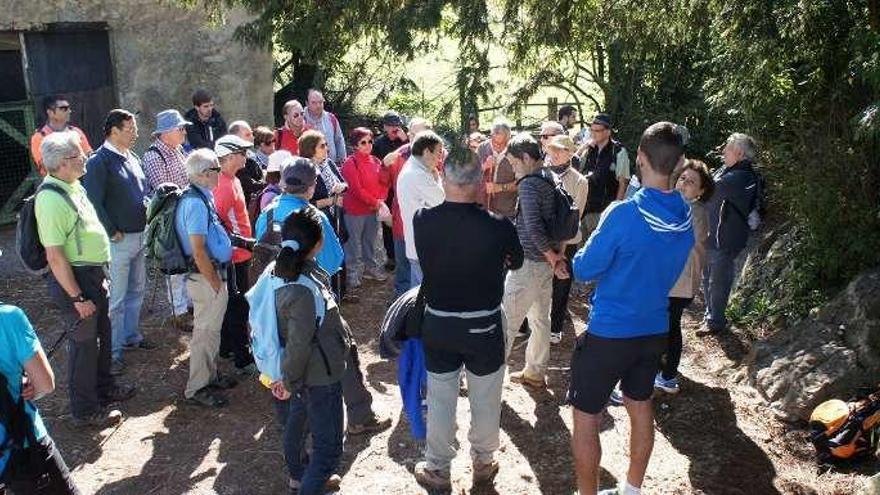 Medio centenar de personas estudian el Naranco