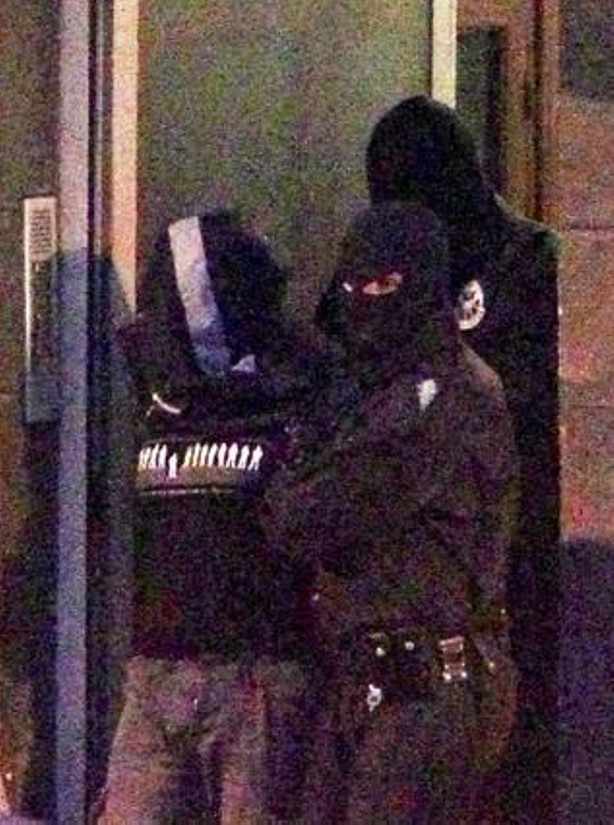 Agents de l’Ertzaintza traslladen el presumpte etarra Gurutz Aguirresarobe Pagola.