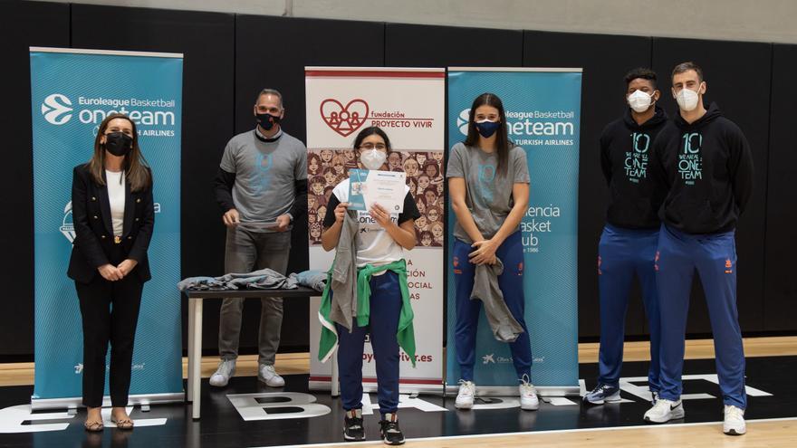 El 10º proyecto «One Team» de Valencia Basket, con el apoyo de la Fundación «la Caixa», recibe la visita de sus embajadores