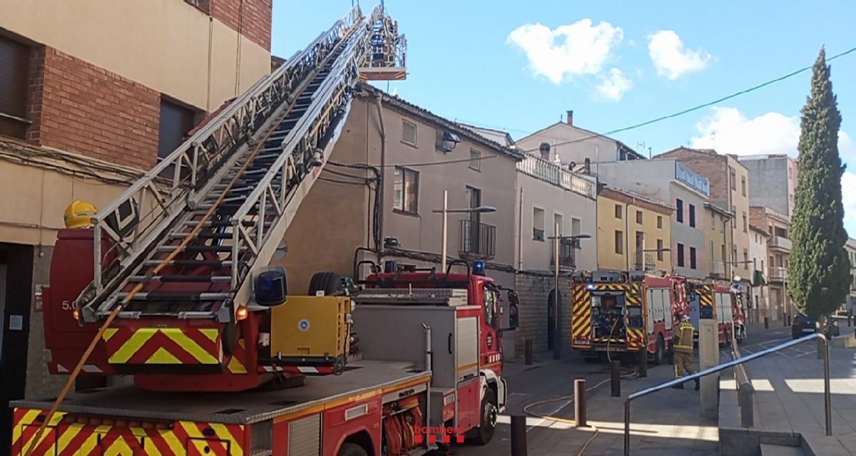Els Bombers treballlant en l'incendi de Vilanova del Camí
