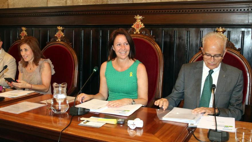 Marta Madrenas, entre Maria Àngels Planas i Eduard Berloso, durant el ple municipal