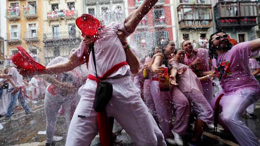 Zehntausende feiern in Pamplona den Start der blutigen Stierhatz