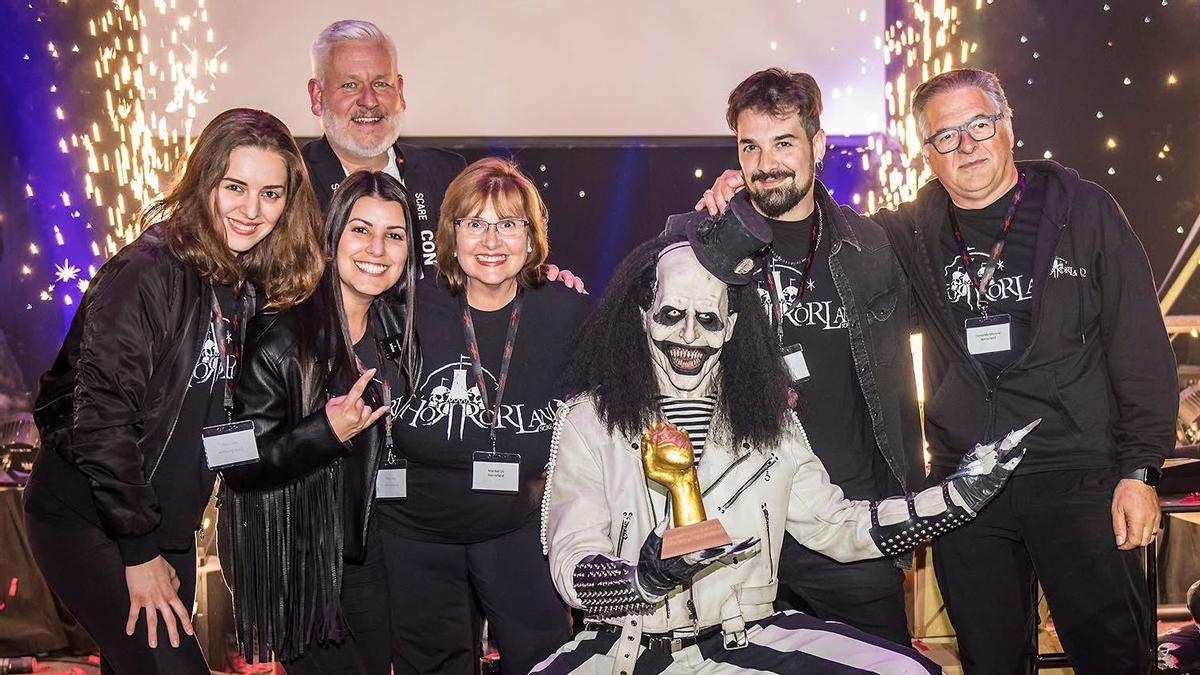 La comitiva de Horrorland en Birmingham, tras recibir el 'scare award'.