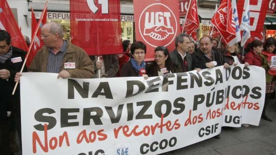 Protesta de los sindicatos de función pública en Santiago de Compostela contra los recortes. / xoán álvarez