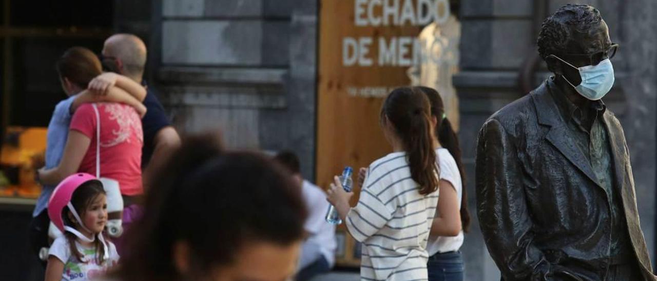 La estatua de Woody Allen en Oviedo, ayer.