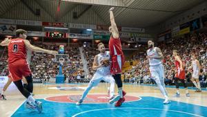 Marc Gasol intenta frenar una acción de Musa dentro de la zona