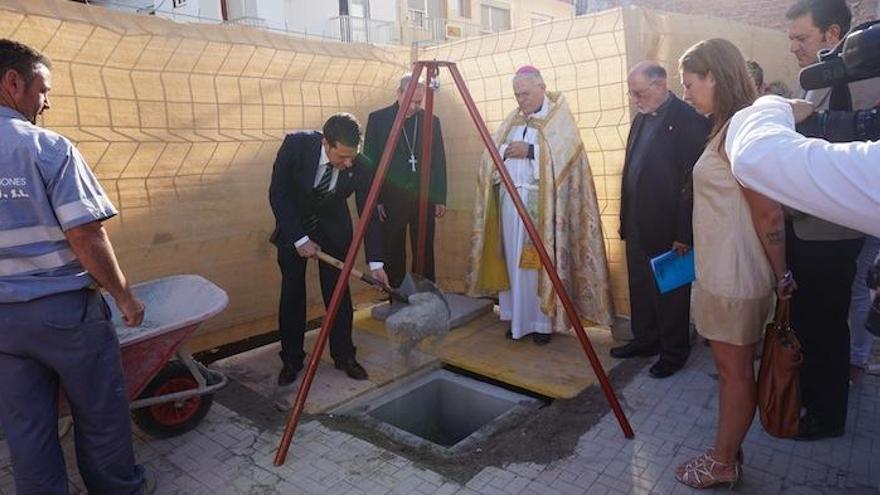 Colocación de la primera piedra.