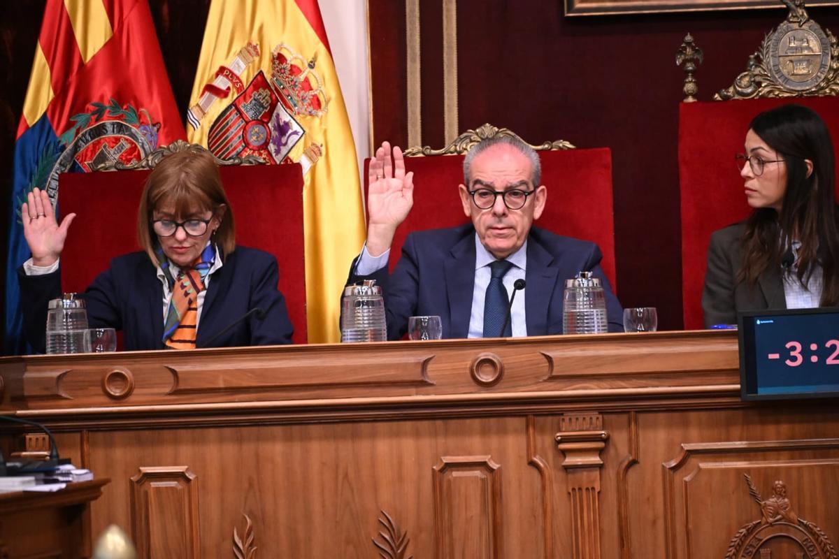 Rodil, junto a los ediles del PP Francisco Soler e Irene Ruiz, vicealcalde y presidenta del pleno, respectivamente, este lunes.