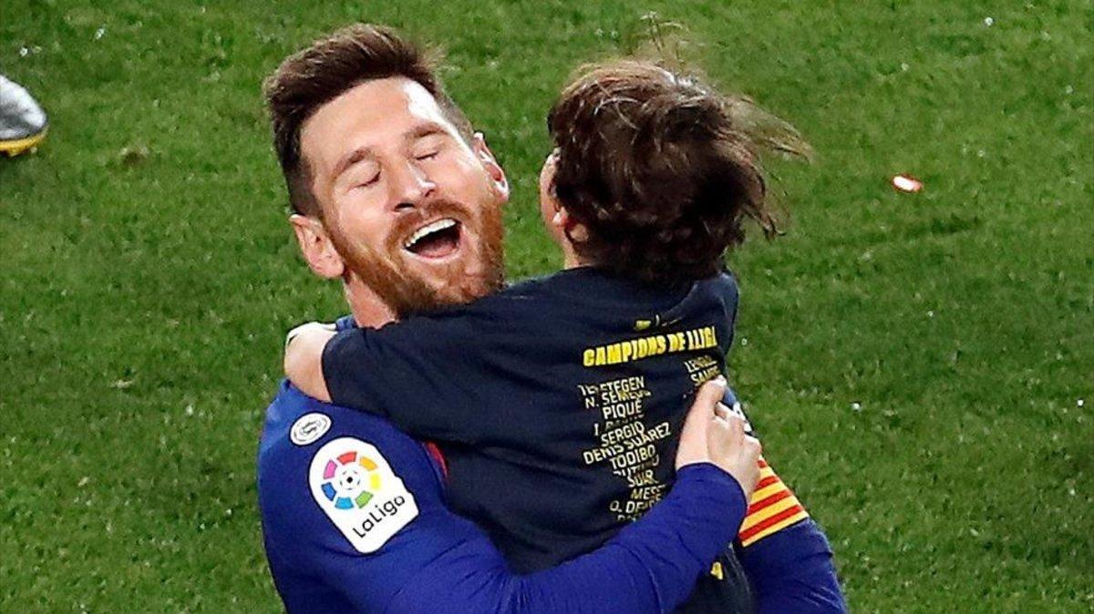 Messi celebrando el título de Liga con su hijo Ciro