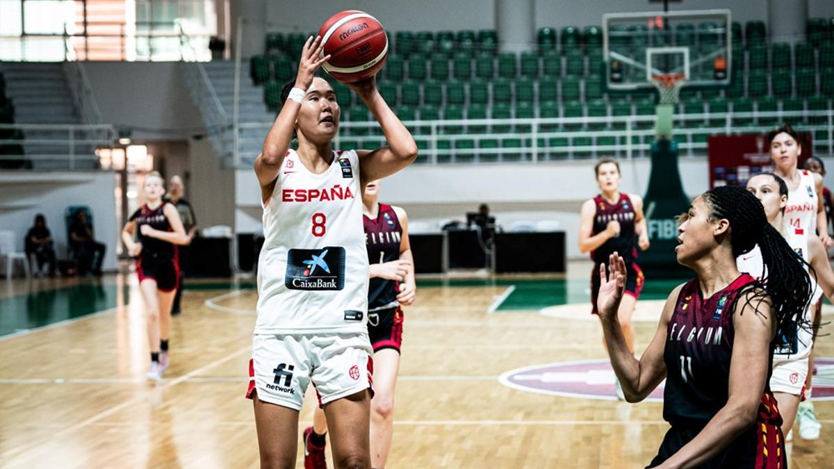 Mireia Jurado llança a cistella en el matx contra Bèlgica