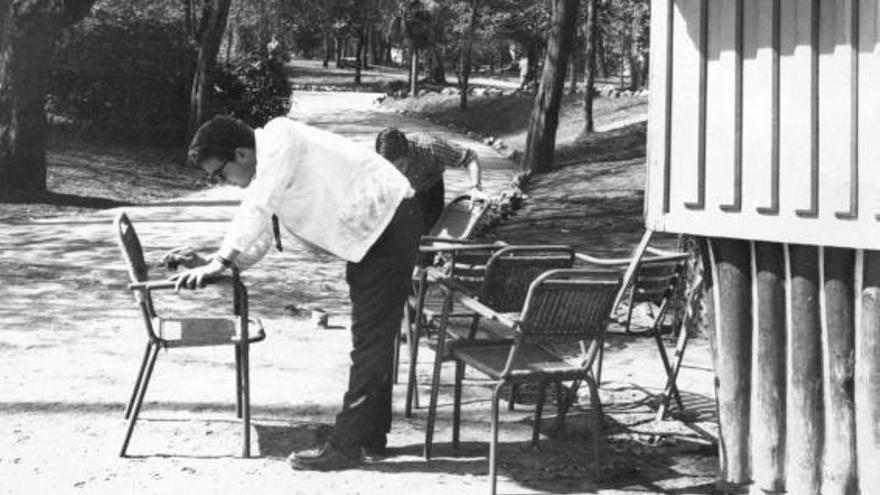 José Ramón Menéndez, nel aguaducho, nuna fotografía fechada&#039;l 27 de marzu de 1965. | LNE