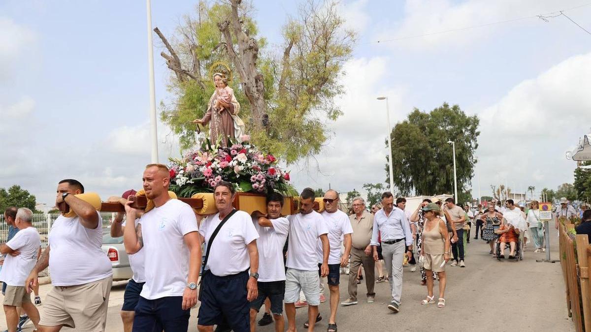 La cofradía de pescadores de Cullera trasladando a la Virgen del Carmen a la parroquia de San Francisco.